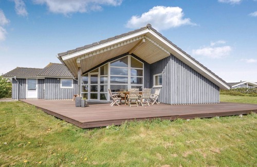Vinderup House | Stunning home in Vinderup with kitchen
