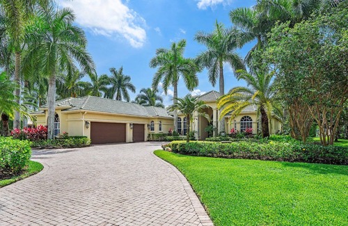 Pineapple Park - Ibis House | Stunning Home on Golf Course
