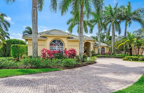 Pineapple Park - Ibis House | Stunning Home on Golf Course