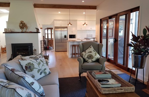 Milton House | Stunning Home with Beautiful Semi Rural & Ocean Views. Close to town and beach