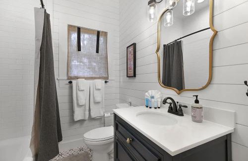 Fredericksburg House | Stunning Home with Hot Tub & Grill Just 2 Blks from Main St!