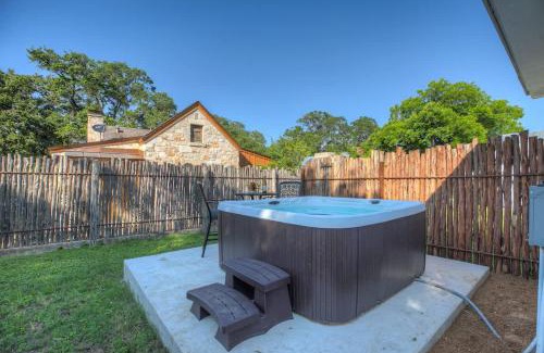 Fredericksburg House | Stunning Home with Hot Tub & Grill Just 2 Blks from Main St!
