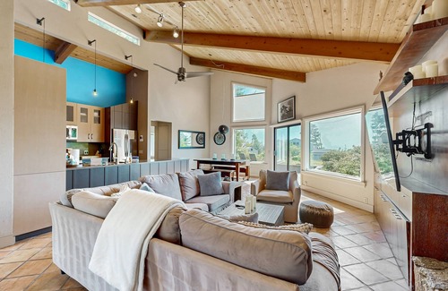 Sea Ranch House | Stunning house with water view, BRAND NEW 6 person hot tub, spacious deck