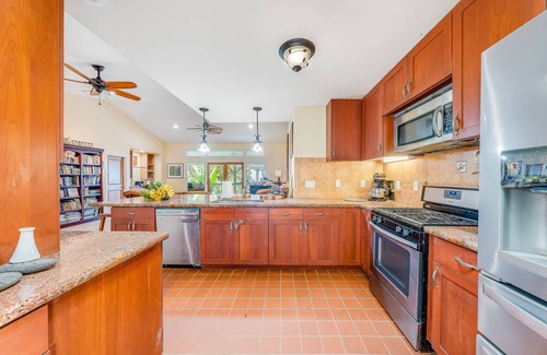 Holualoa House | Stunning island home on coffee farm with private hot tub & decks -near the beach