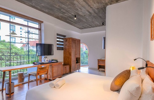 Dich Vong Apartment | Stunning Junior Suite in 22Land Residence
