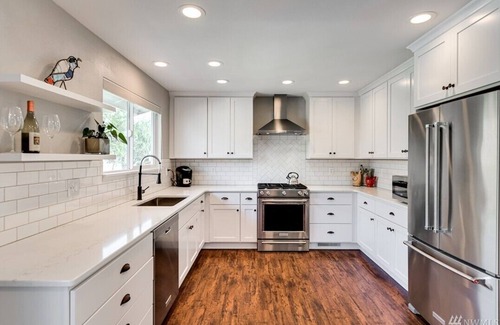 Manson House | Stunning lake and mountain view home