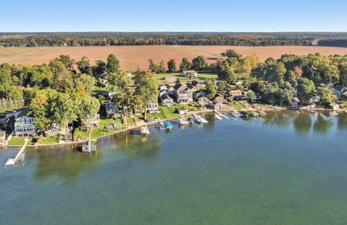 Edwardsburg House | Stunning Lake Front Home perfect for family reunions & friends, close ND Campus