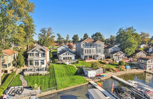 Edwardsburg House | Stunning Lake Front Home perfect for family reunions & friends, close ND Campus