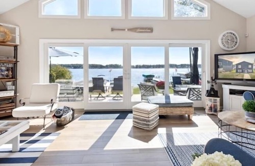 Edwardsburg House | Stunning Lake Front Home perfect for family reunions & friends, close ND Campus