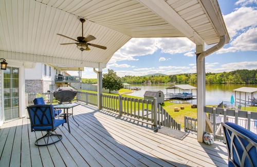Mid America House | Stunning Lake Hamilton Getaway with Hot Tub!