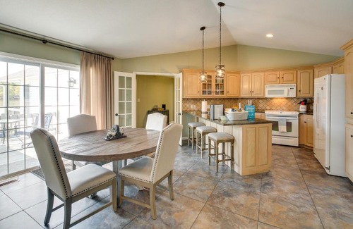 Mid America House | Stunning Lake Hamilton Getaway with Hot Tub!