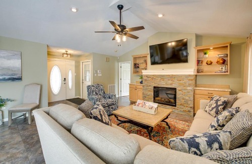 Mid America House | Stunning Lake Hamilton Getaway with Hot Tub!