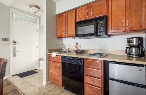 Acme Condo | 🏖️ Stunning Lake Views @ The Shores | Bayfront Deck, Private Beach Access + VIP Perks ➠ UNIT 5577