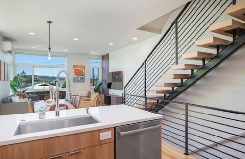 Eastlake House | *Stunning Lake Views 3B2B w/Space Needle view