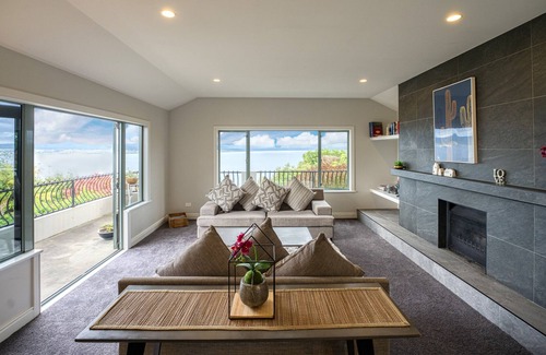 Acacia Bay House | Stunning Lake views