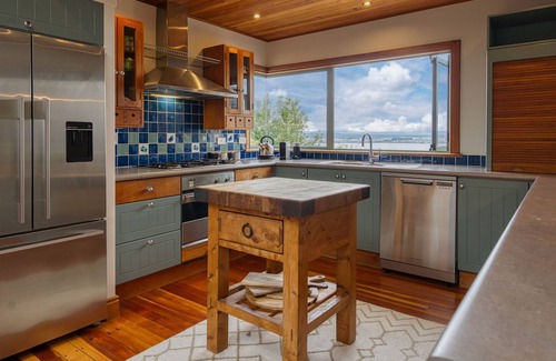 Acacia Bay House | Stunning Lake views