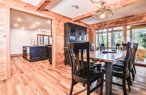 Woodruff House | Stunning lakefront house with kayaks, paddleboard & washer/dryer