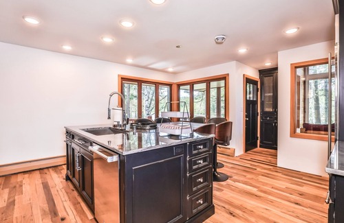 Woodruff House | Stunning lakefront house with kayaks, paddleboard & washer/dryer