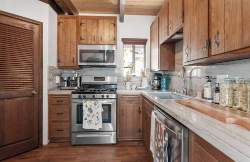 Boulder Bay House | Stunning Lakefront Dock Views -Black Fox