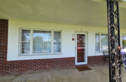 Hot Springs Condo | Stunning Lakefront Condo on Lake Hamilton with Year-Round Views