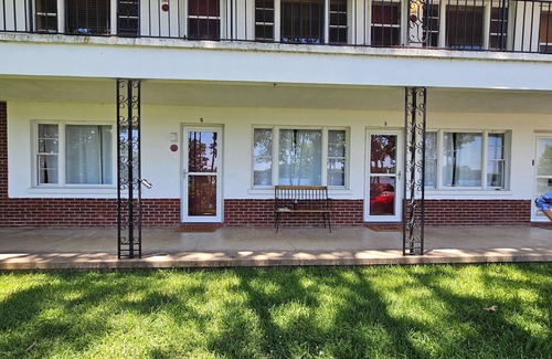 Hot Springs Condo | Stunning Lakefront Condo on Lake Hamilton with Year-Round Views