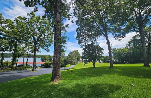 Hot Springs Condo | Stunning Lakefront Condo on Lake Hamilton with Year-Round Views
