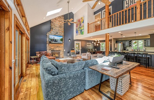Livingston House | Stunning lakefront house with view, Free Wifi and secluded swimming area