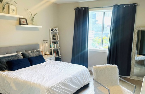 Central Okanagan House | Stunning Lakeside 4 bedroom Haven, 2 mins to all Lake Country amenities!