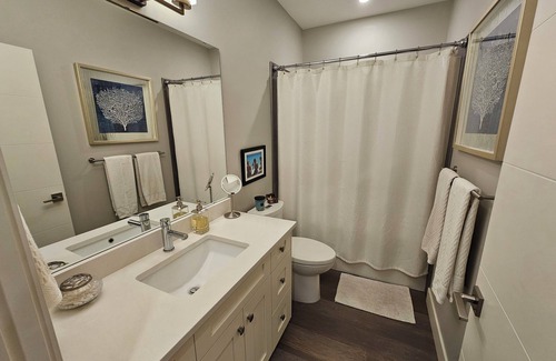 Central Okanagan House | Stunning Lakeside 4 bedroom Haven, 2 mins to all Lake Country amenities!