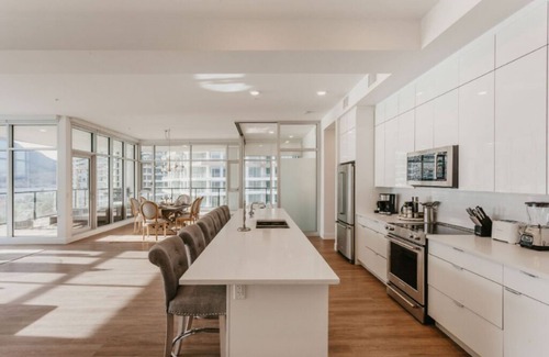 Cultural District Condo | STUNNING LAKEVIEW ✧ 3BR BAYSIDE LUXURY PENTHOUSE✧