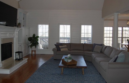 Old Hickory House | Stunning Lakeview Home, 25 min from Downtown Nashville