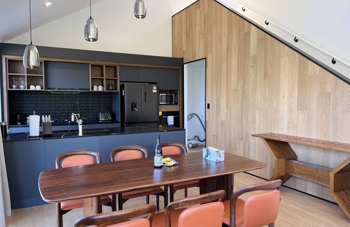 Frankton Apartment | Stunning Lakeview QT Holiday House