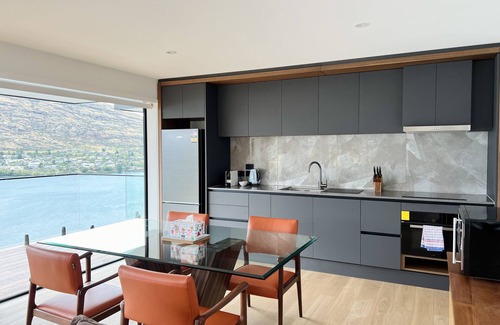 Frankton Apartment | Stunning Lakeview QT Holiday House