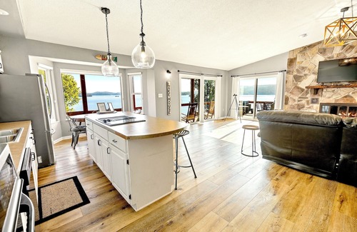 Ten Mile House | Stunning LakeViews | Private Boat Ramp, Sleeps 12!