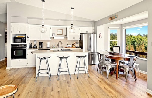 Ten Mile House | Stunning LakeViews | Private Boat Ramp, Sleeps 12!