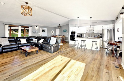 Ten Mile House | Stunning LakeViews | Private Boat Ramp, Sleeps 12!