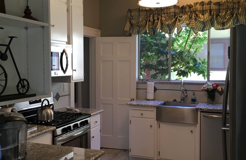 Lodi House | Stunning, Large, Beautifully Decorated Home in Downtown Lodi with Spa Amenities