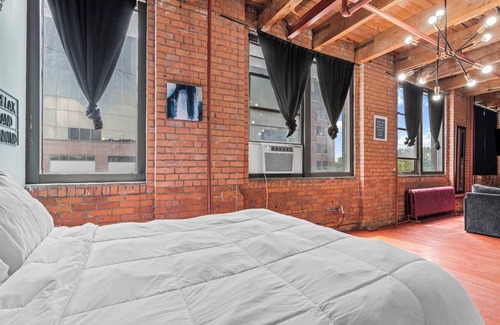 Detroit Apartment | Stunning loft in brilliant Downtown Detroit ! Free Parking