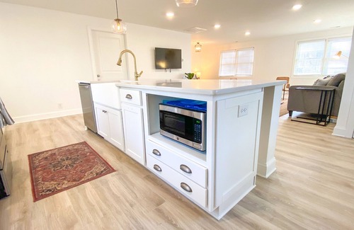 North Garrett Road House | Stunning Loft w/King Suite: near Duke/UNC, RDU Airport, Downtown