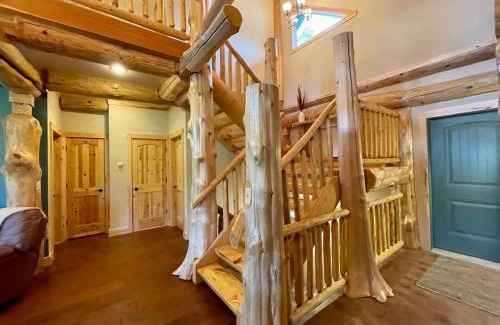 Ironwood Ski Chalet | Stunning Log Cabin Getaway at The Hannu Haus