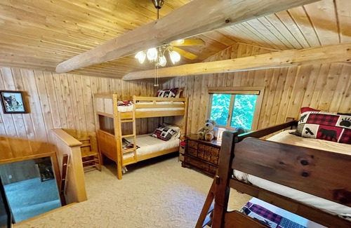 Presque Isle House | Stunning Log Cabin + Bunkhouse on Grand Lake w/kayaks