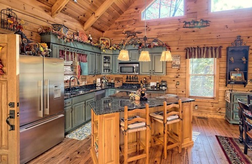 Rabun Gap Cabin | Stunning Log Cabin with Scenic Mountain Views 🌄