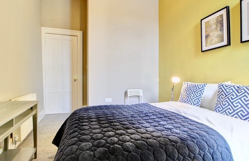 Glasgow Apartment | Stunning luxurious apartment close tp city centre and walking distance to subway.