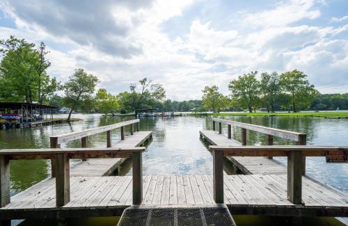 Mid America House | Stunning Luxury Lakefront Lodge! 8 BRs! Sleeps 32!