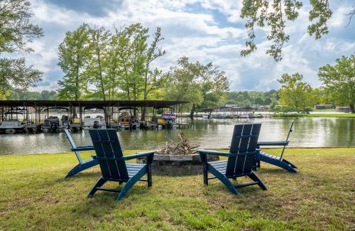 Mid America House | Stunning Luxury Lakefront Lodge! 8 BRs! Sleeps 32!