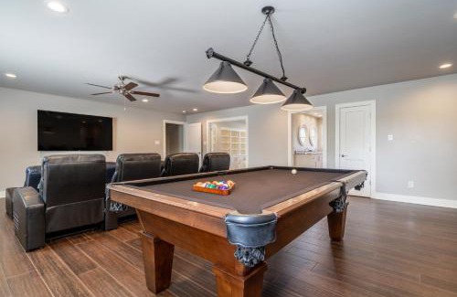 Mid America House | Stunning Luxury Lakefront Lodge! 8 BRs! Sleeps 32!