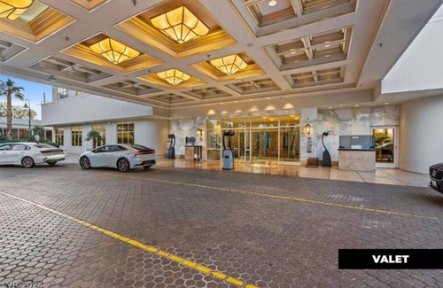 Las Vegas Apartment | Stunning luxury one bedroom apartment at the signature MGM Grand tower 2 .