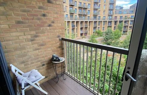 Broad Green Apartment | Stunning luxury spacious apartment with balcony in London.