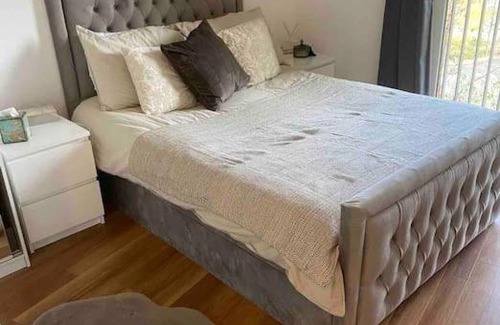 Broad Green Apartment | Stunning luxury spacious apartment with balcony in London.