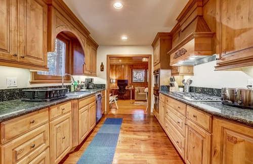 Y Area House | Stunning luxury getaway w/hot tub, fire pit, huge backyard & walk to food/bars